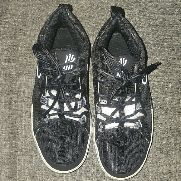 Nike Kyrie Flytrap 6 Boys Youth Size 4 Low Basketball Shoes - Picture 2 of 5